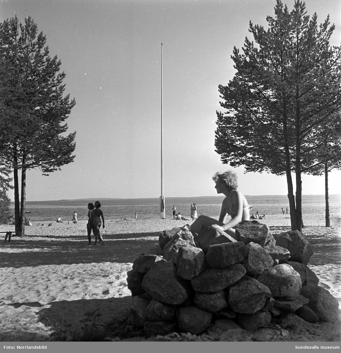 Stugliv och strandliv vid Tranvikens havsbad. Fotograferat för Sundsvallsbolagen (senare SCA).