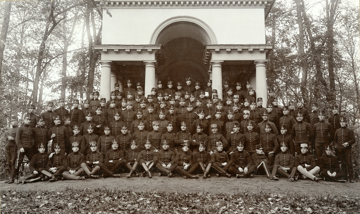 Grupporträtt av utexaminerade kadetter från krigsskolan 1904.
För namn, se bild nr. 3.