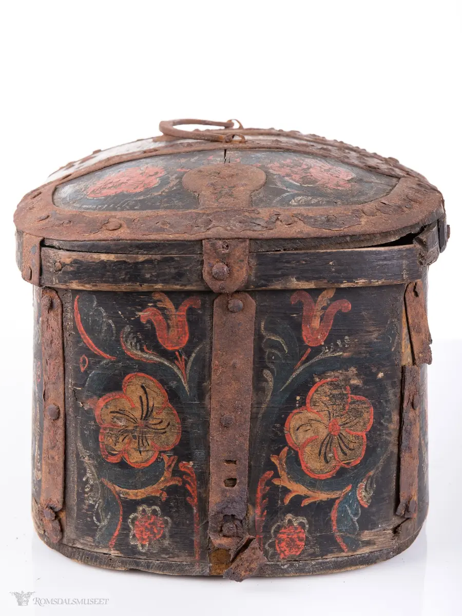 Gjentakende motiv med røde roser og ranker.