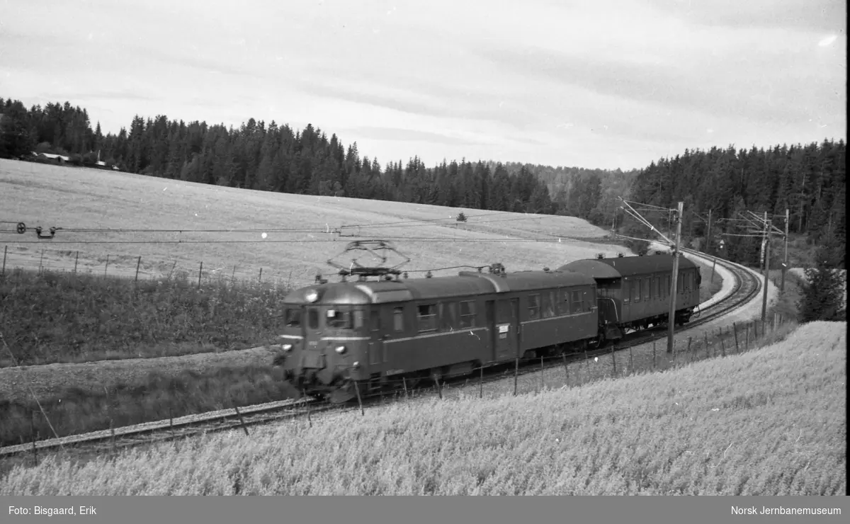 Motorvogn type 65 med styrevogn i tog ved Spydeberg