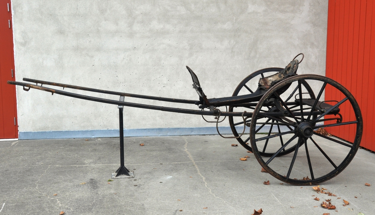 2-hjuls vogn for én hest til persontransport. Hovedsete for en person. Enkelt bord/brett med håndtak, bak.