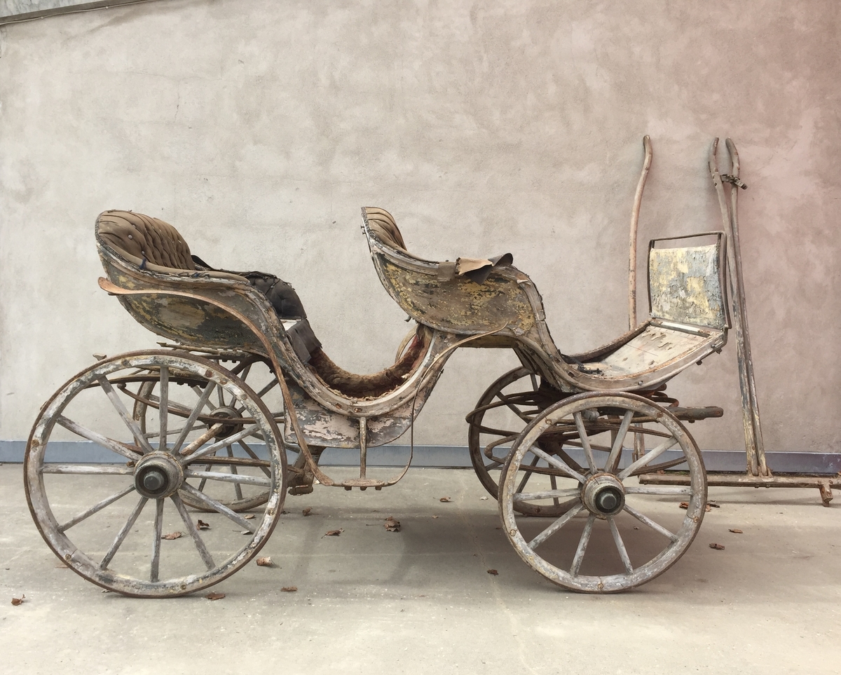 4-hjuls vogn for én og to hester til persontransport. To identiske seter med svungen fasong.