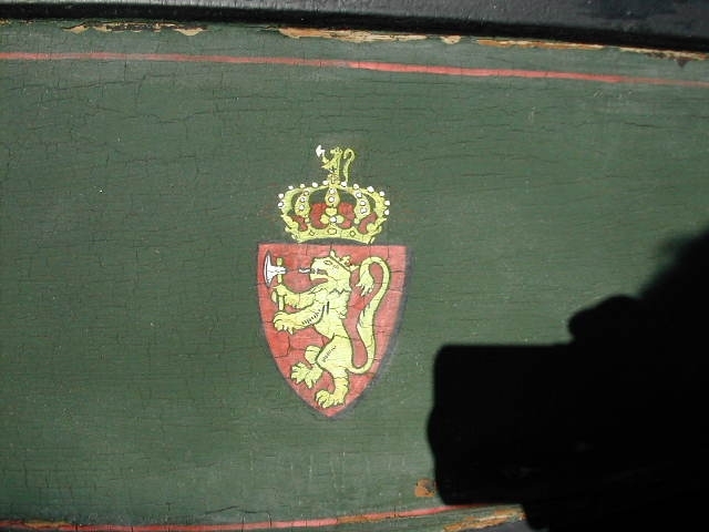 4-hjuls vogn med kalesje for én hest til persontransport. Fast kuskebukk og to likeverdige passasjerseter. Fast kalesje. To lave dører.