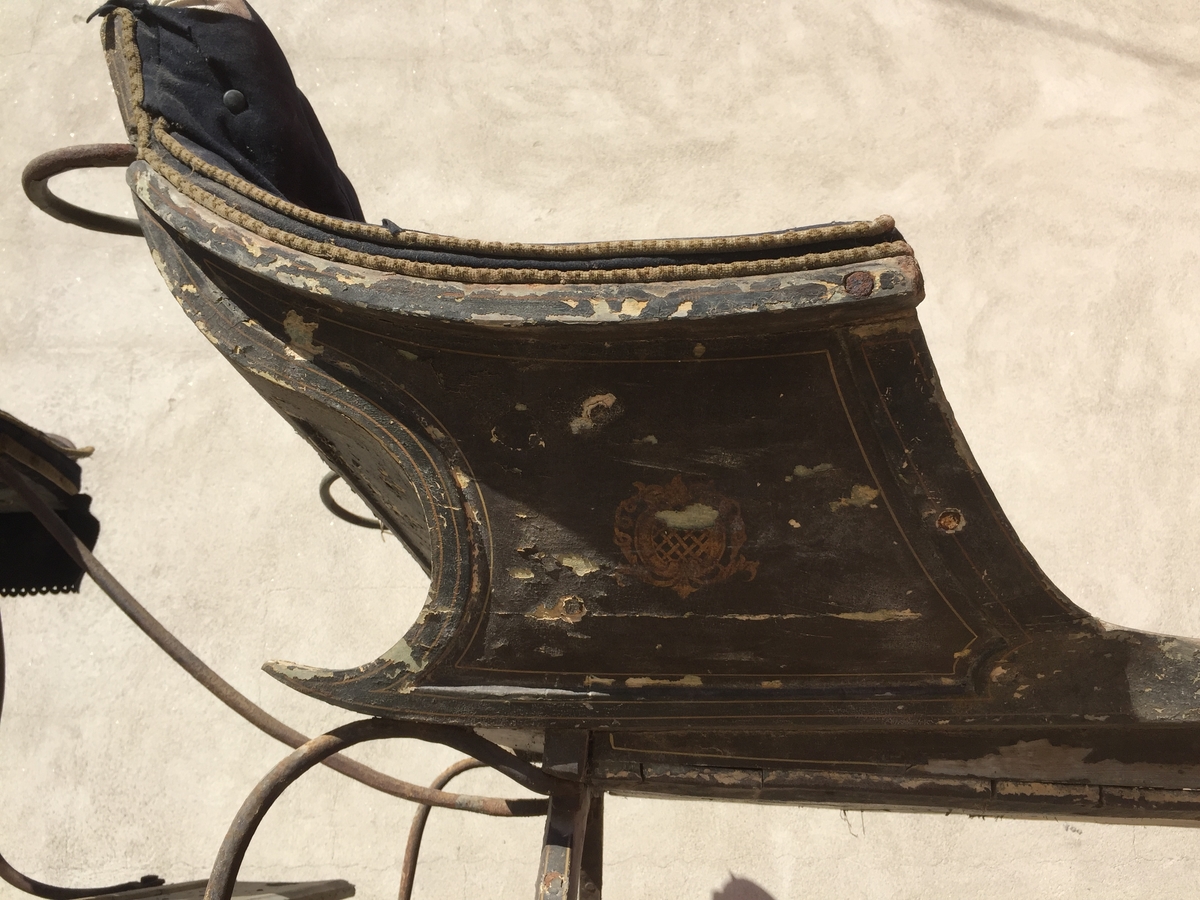 Slede for én hest til persontransport. Ett hovedsete  med svungen fasong for to personer. Hundsvott (sete) bak.