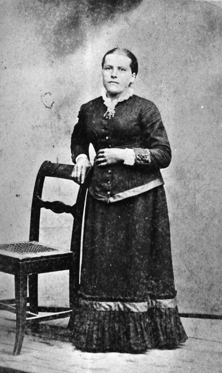 Portrett av kvinne, stol, klær