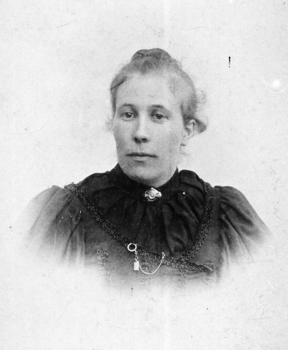 Portrett av kvinne. Josefine Holen. 