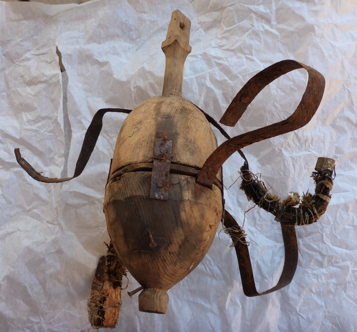 Håndlaget lysekrone med åtte armer.
Torsoen er sylindrisk og er konet i begge ender, og den er satt sammen av tre deler. Armene og lysholdere er laget av blikkbånd. Lysholderne er loddet. Det sitter igjen rester av avispapir og mose på noen an av armene. Dette er festet med hyssing.