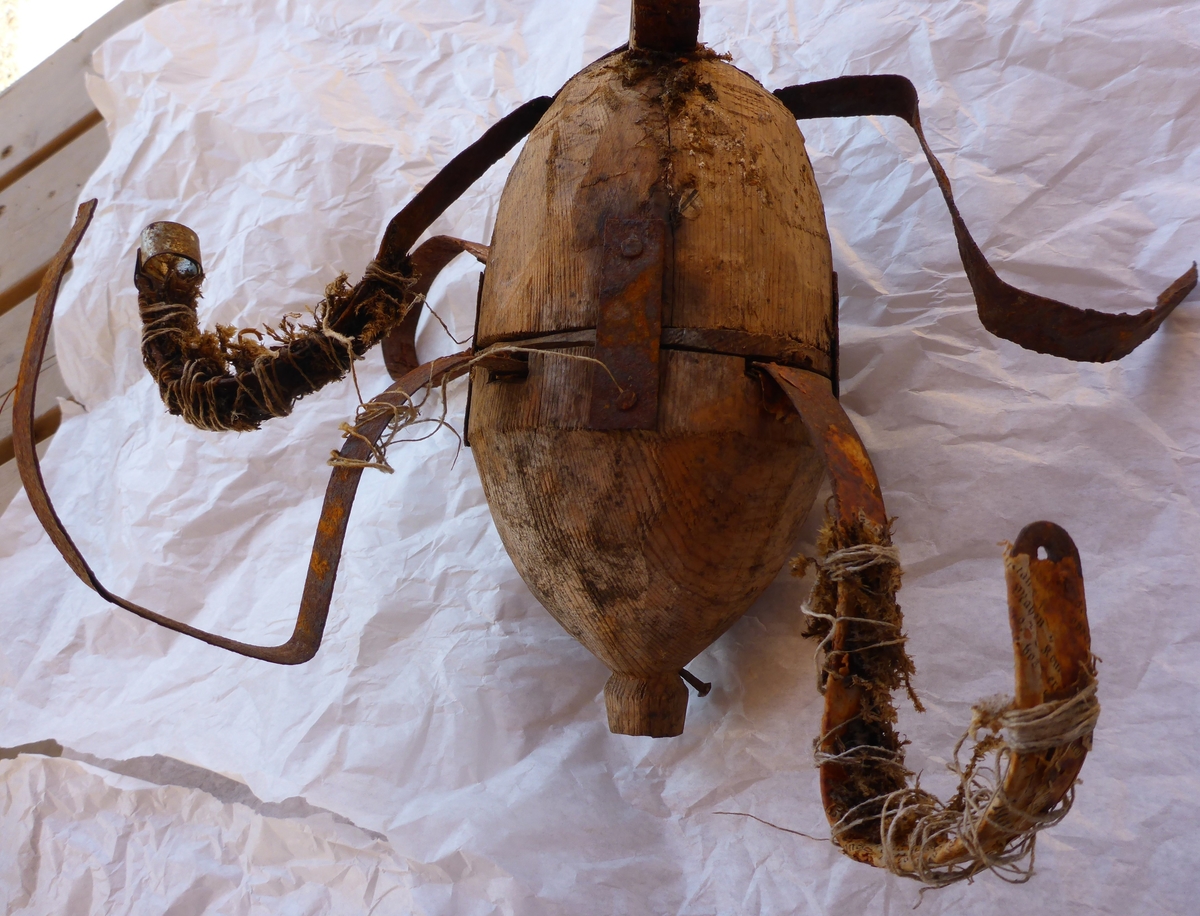 Håndlaget lysekrone med åtte armer.
Torsoen er sylindrisk og er konet i begge ender, og den er satt sammen av tre deler. Armene og lysholdere er laget av blikkbånd. Lysholderne er loddet. Det sitter igjen rester av avispapir og mose på noen an av armene. Dette er festet med hyssing.