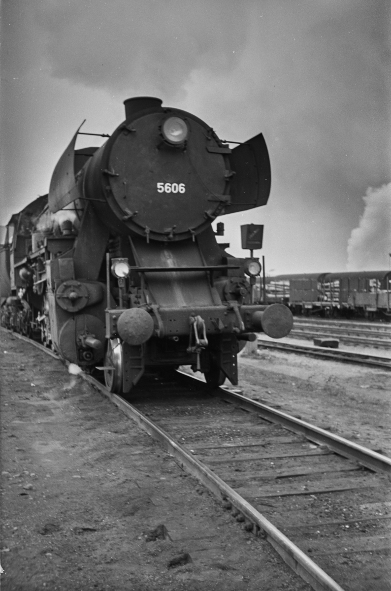 Damplokomotiv type 63a nr. 5606 på Trondheim stasjon.