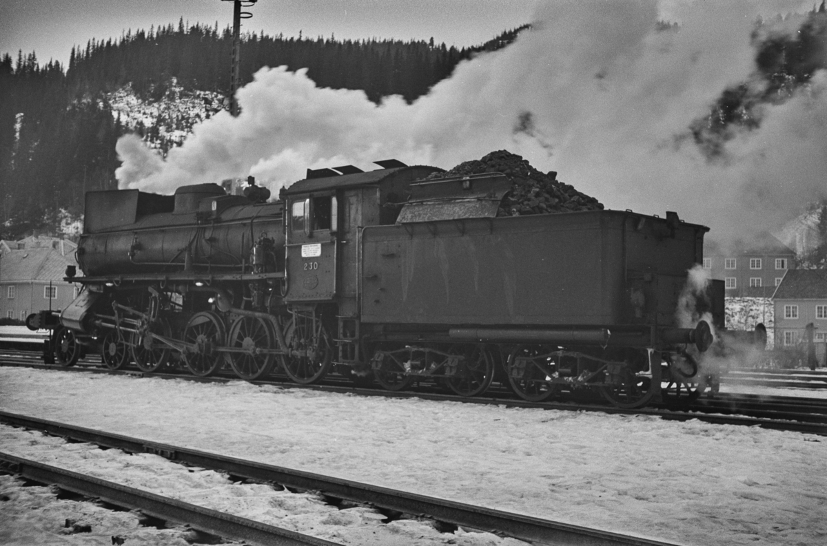 Damplokomotiv type 26b nr. 230 på Støren stasjon.
