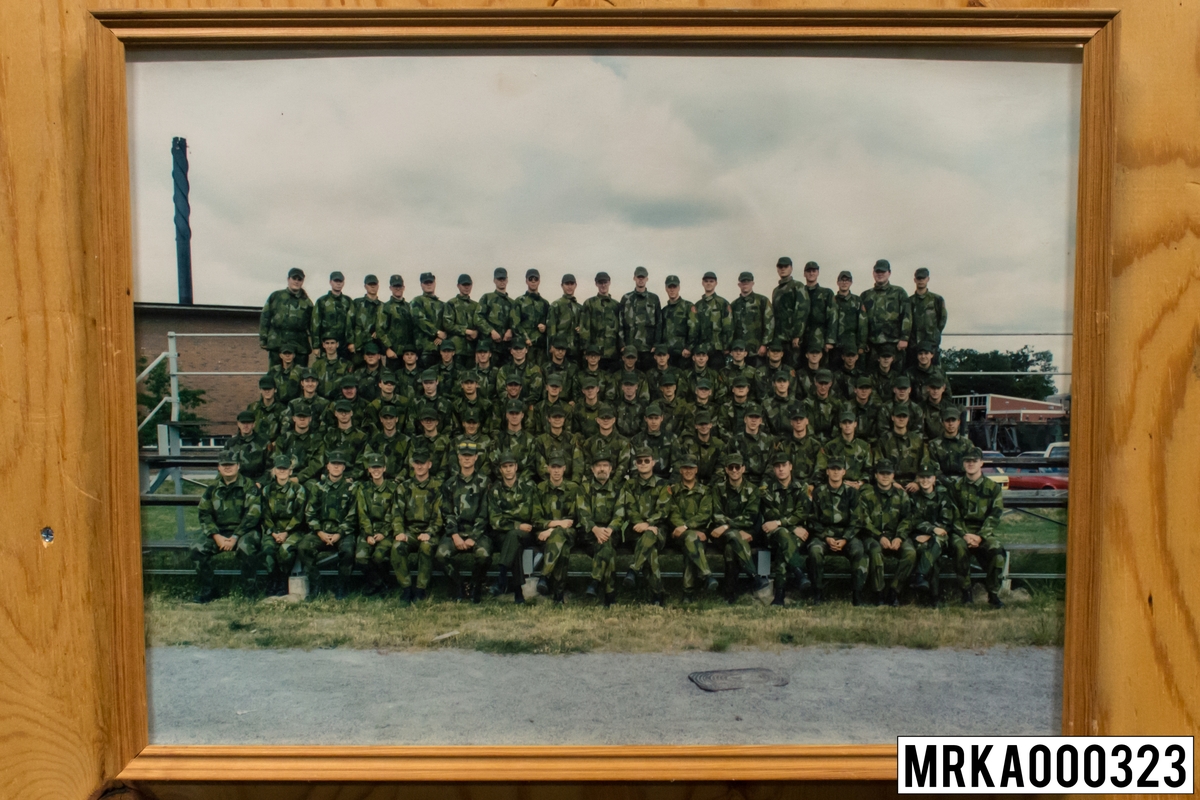 Fotografi taget på befäl och soldater som genomfört grundläggande soldatutbildning på 1:a Batteriet KA 2.
Fotografiet taget vid fotbollsplan Rosenholm KA 2.