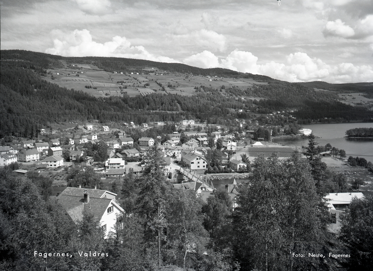 Oversiktsbilde over Fagernes. Vesleøya midt i bildet og Storøya til venstre.