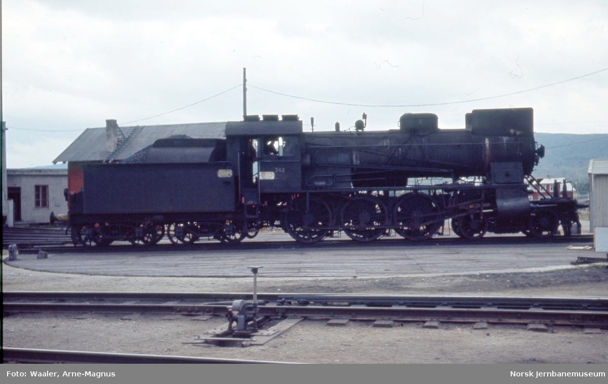 Damplokomotiv type 30b nr. 362 på svingskiva på Røros stasjon