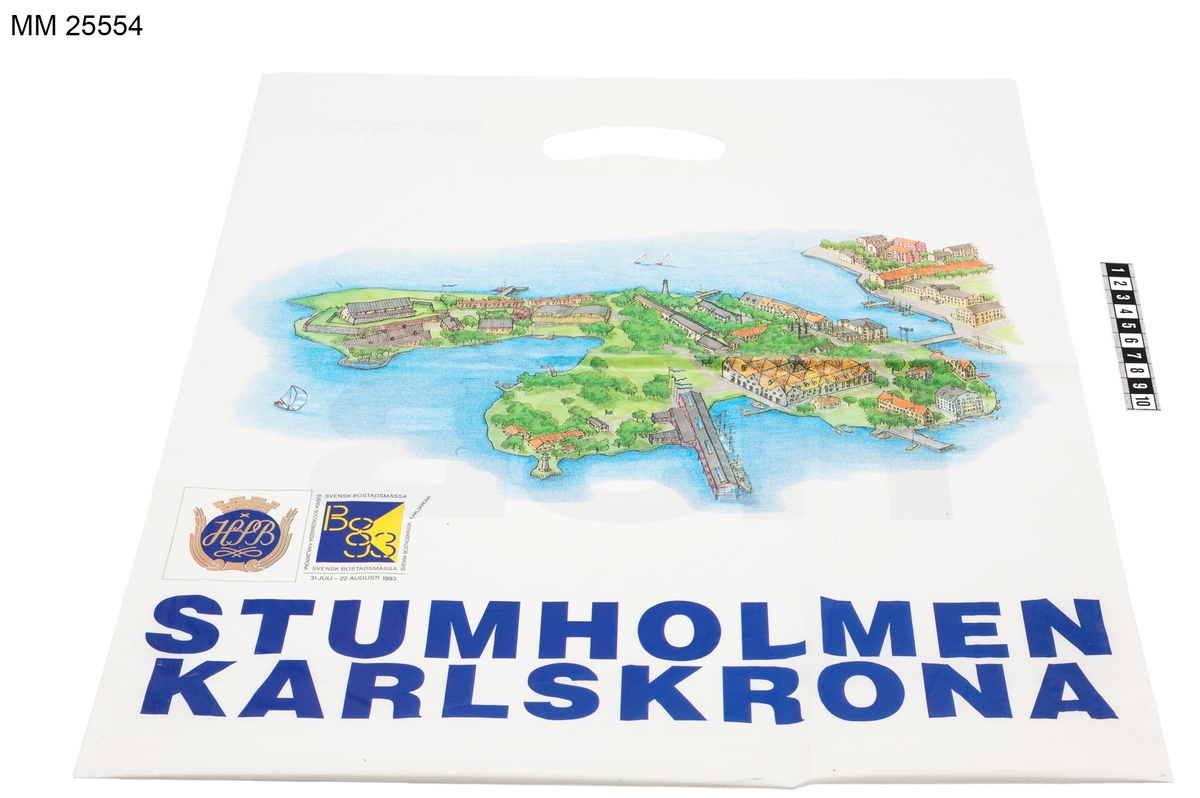 Motivet föreställer ön Stumholmen omsluten av blått hav, på vilket det seglar tre segelbåtar. På bilden syns även bebyggelse som föreställer alla de kända byggnaderna på Stumholmen, som Marinmuseum, Slup- och barkasskjulet, Desinfektionshuset, Kronobageriet, Kronohäktet, Båtmanskasernen, Flyghangarerna, Kungshall och Kungshalls magasin. Mellan byggnaderna syns grönområden med gräs och träd. På bilden har även två fyrar, flera flaggstänger, bryggor och ett hopptorn avbildats. I den högra kanten finns också bron över till Trossö med samt en bit av denna ö.