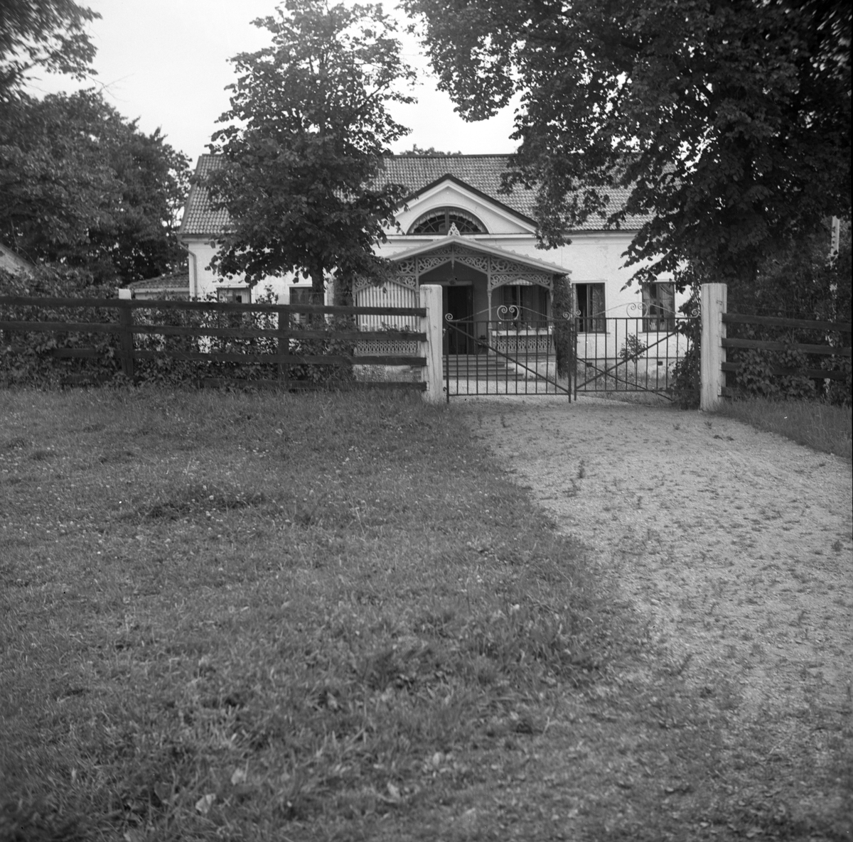 Västra Husby prästgård 1938. Uppförd 1862. Vid tiden för bilden disponerades fastigheten av kyrkoherde Sigurd Strid. Vy från väster.
