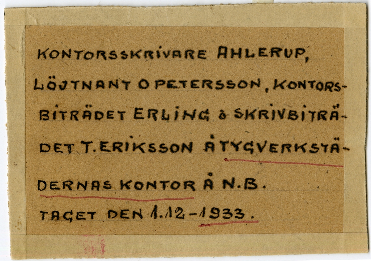 Kontorsskrivare F. Ahlerup, löjtnant O. Petersson, kontorsbiträdet Erling och skrivbiträdet T. Eriksson på Tygverkstädernas kontor den 1 december 1933.