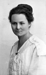 PortrettB, kvinne, kjole, pyntekrage