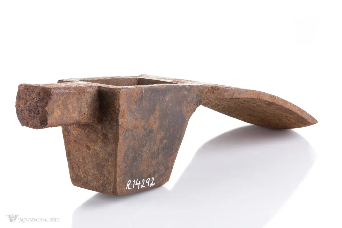 Øksehode med eggen på tvers i forhold til skaftefestet. Avrundet egg. Hammer med firkantet snitt i bakkant av hodet. En tverrøks brukes til å hugge stokker og planker for å jevne ut flater, forme bjelker og takrygger samt ved snekring og båtbygging.