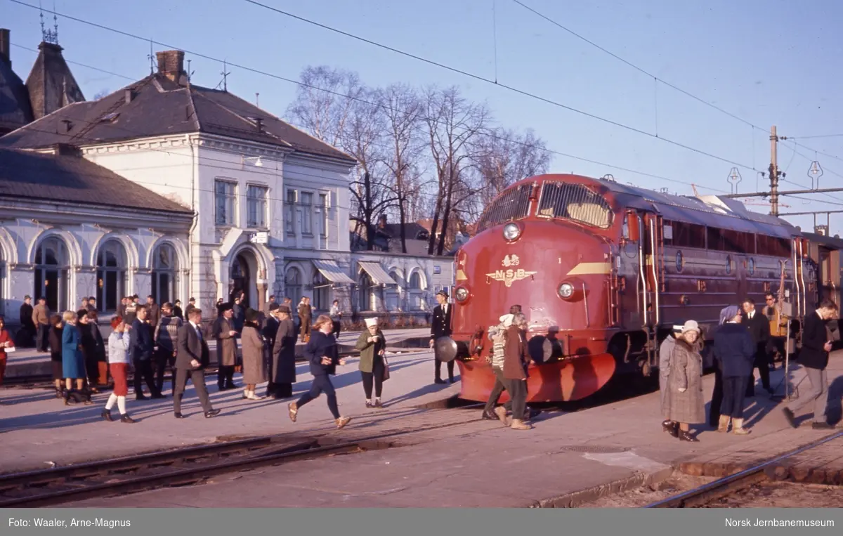 Diesellokomotiv Di 3 629 og reisende på Hamar stasjon