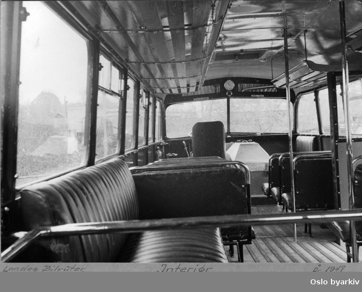 Oslo Sporveier. Interiørfoto foran i en av bussene til Landes bilruter. Landes bilruter holdt til i Ålesund og startet bussruter Ca. 1909. Bildet viser en buss innredet for bybussruter som var den største aktiviteten for selskapet. I 1985 ble selskapets ruter overtatt av Ålesund Bilruter.