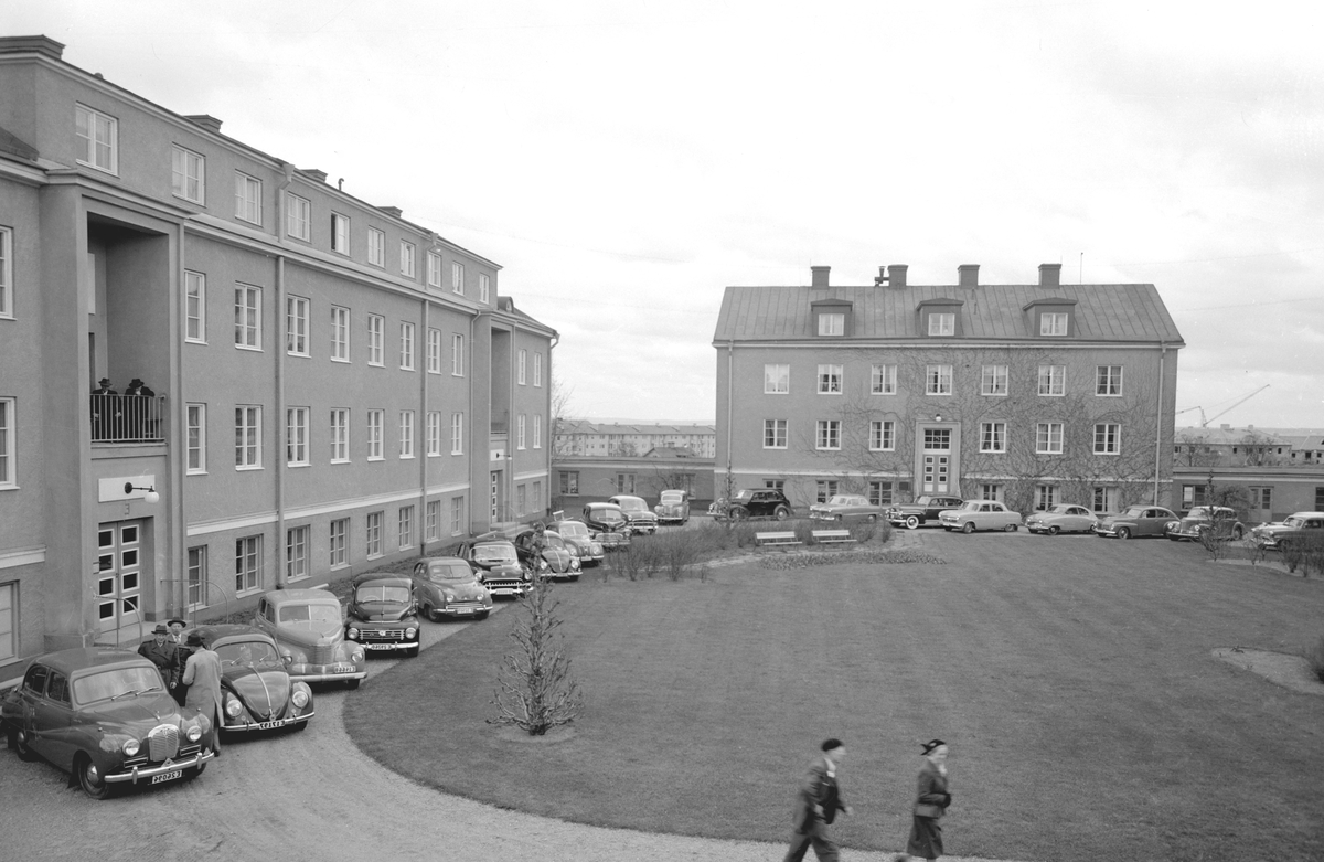 Den 19 maj 1955 anordnade Motorförarnas helnyktersförbund en utflykt för de äldre på Hjälmsäters ålderdomshem i Linköping. Av något skäl arrangerades den förevisade biluppställning före avfärd.