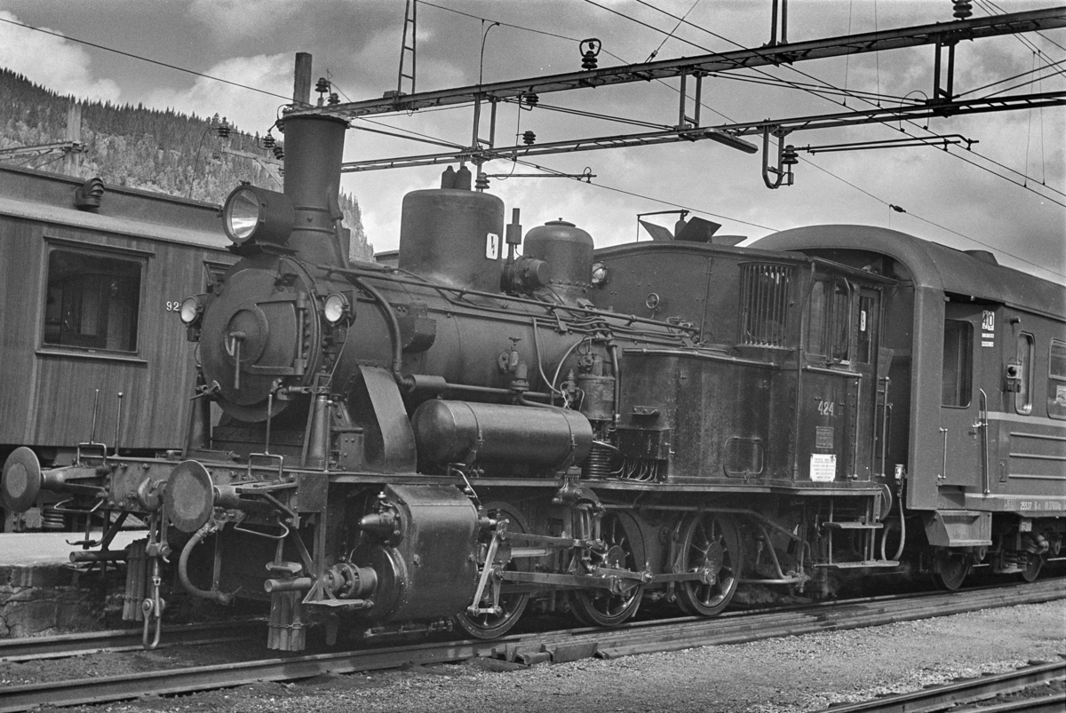 Damplokomotiv type 25d nr. 424 i skiftetjeneste i Bergen.
