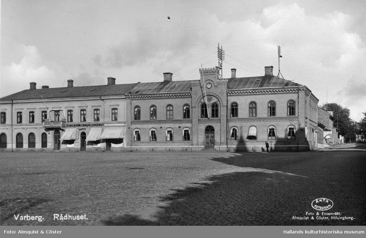 Stadsbebyggelse. (Kvarteret Rådhuset, Lilla Drottninggatan. ) Huset till höger Varbergs rådhus, till vänster syns bl a Albert Nelsons eftr. Bilden tagen mot öster. 1920-tal?