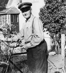 Postmann Lars I. Myklebostad syklet med post fra Vistdal til