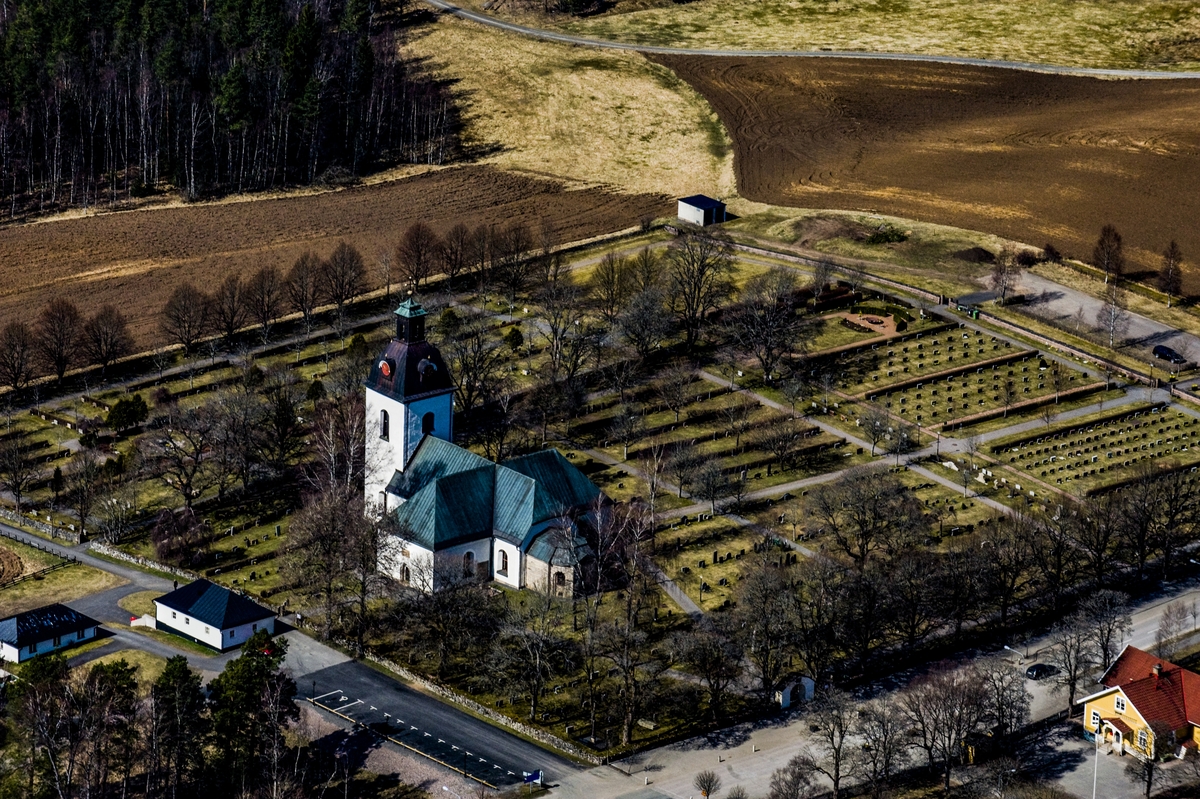 Flygfoto över Byarums kyrka i Vaggeryds kommun.