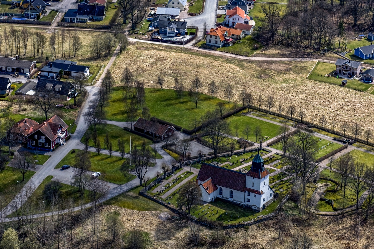 Flygfoto över Bäckseda kyrka i Vetlanda kommun.