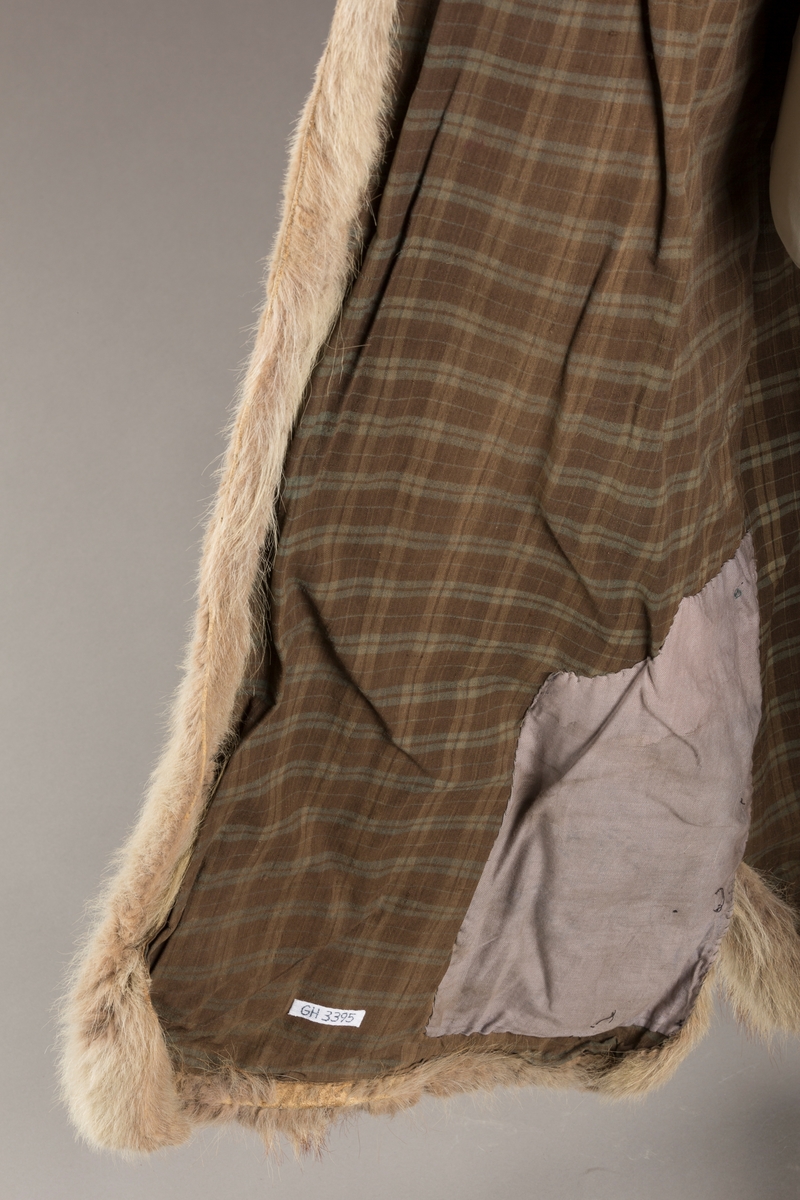 Form: Frakkefasong, stor krage, splitter på 20 cm nederst i sidene og midt bak
