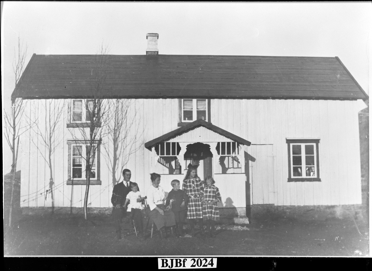 Familien Jøssund på trappa til huset, Vallersund, Bjugn