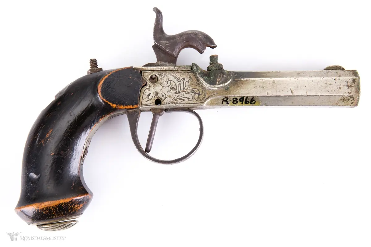 Opp i kolben er det uthult og innsatt en beholder for fenghetter.