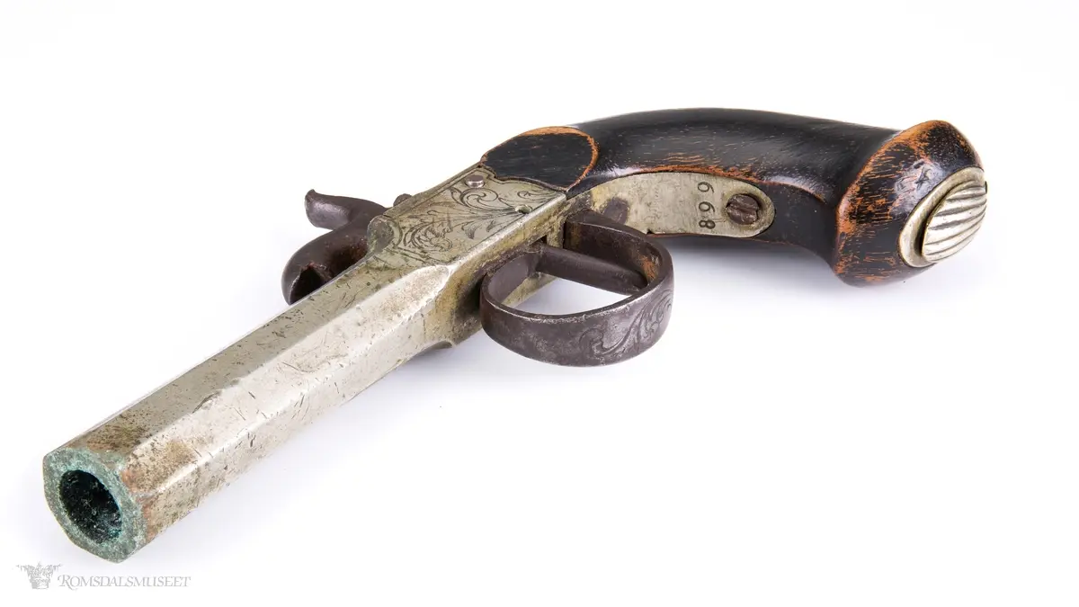 Opp i kolben er det uthult og innsatt en beholder for fenghetter.