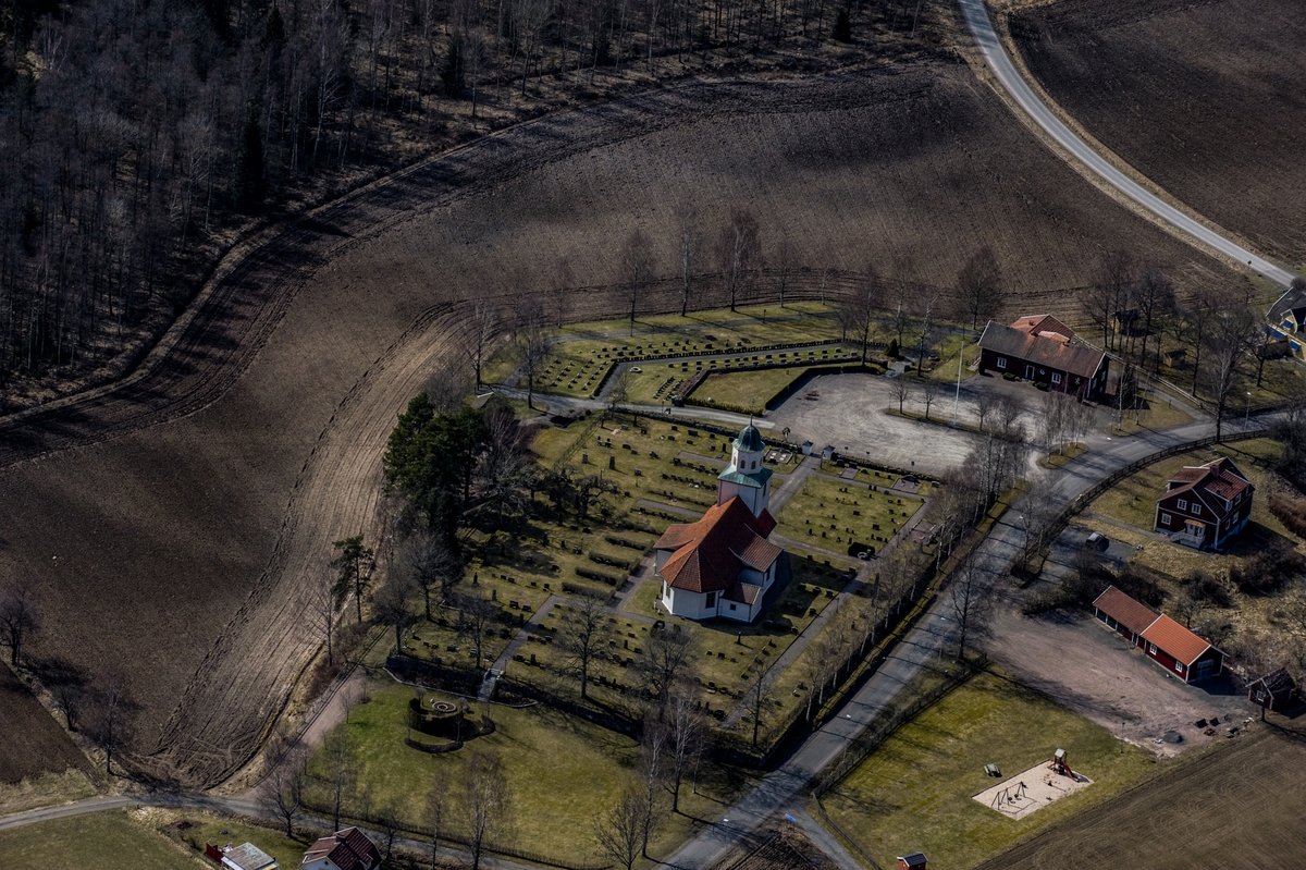 Flygfoto över Gustav Adolfs kyrka i Habo kommun.