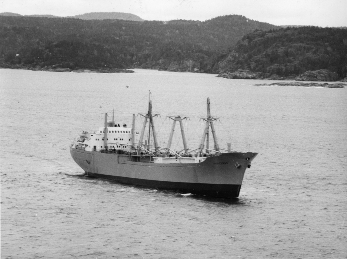 Byggenr. 44 v. Langesund Mekaniske Verksted: Amazonas.

Amazonas ligger ved kai ved verftet og på vannet.
9-17: Nyblin