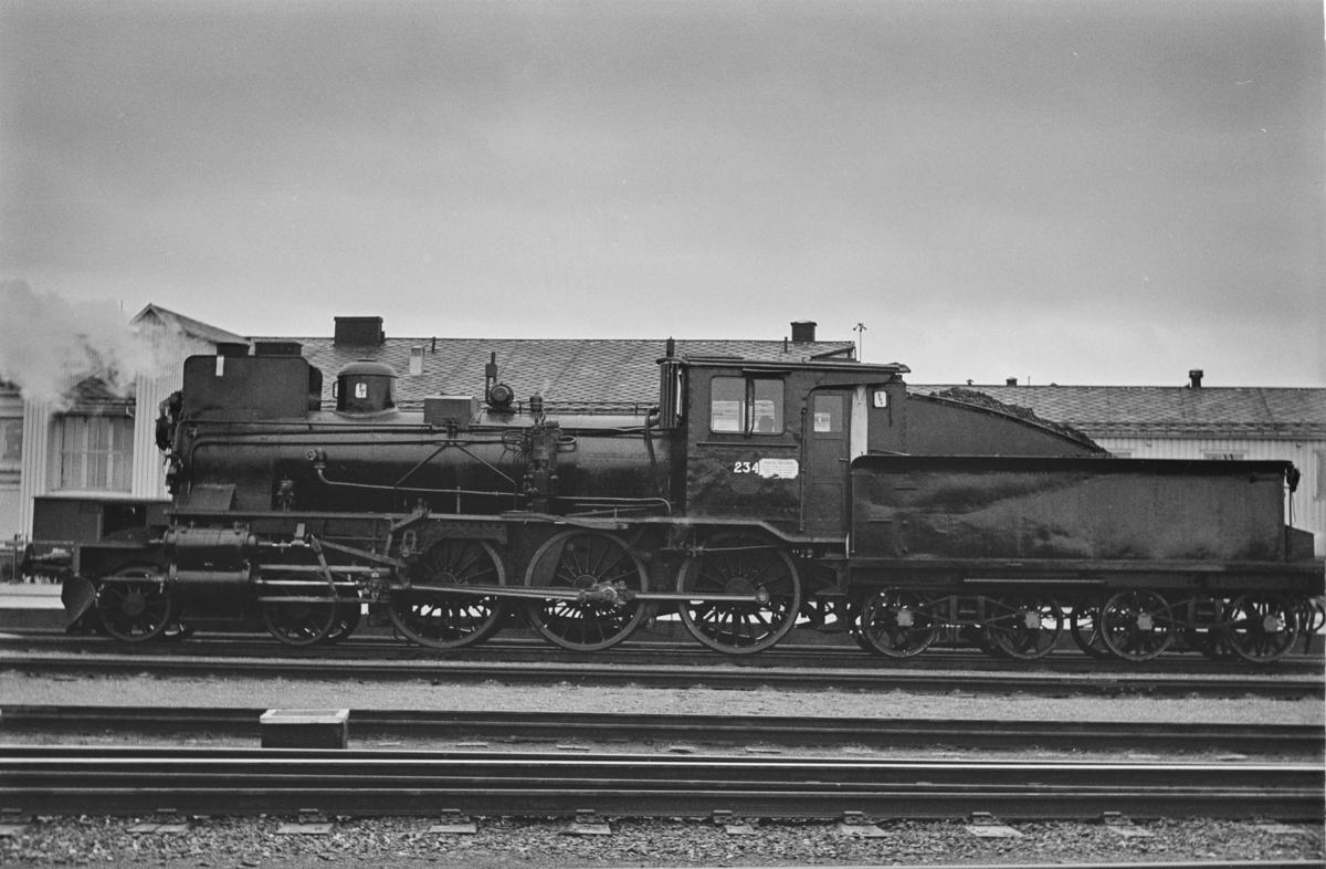 Damplokomotiv type 27a nr. 234, nyrevidert på Trondheim stasjon. Bildet er trolig tatt i forbindelse med prøvetur umiddelbart etter revisjonen.