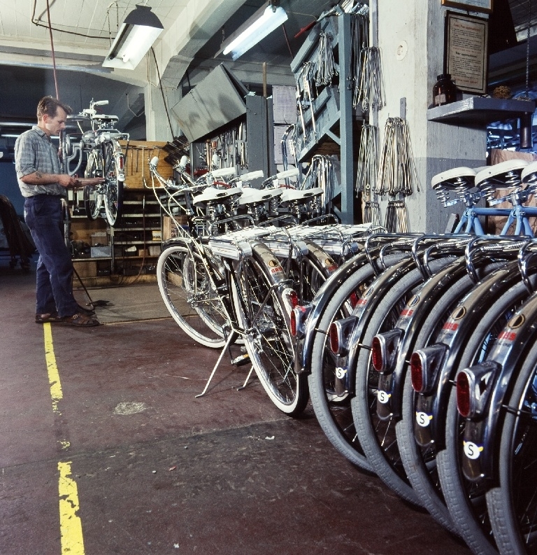 Arbeider gjennomfører sluttinspeksjonen av syklene i monteringsavdelingen til sykkelfabrikken til Jonas Øglænd AS i Solaveien på Sandnes.
