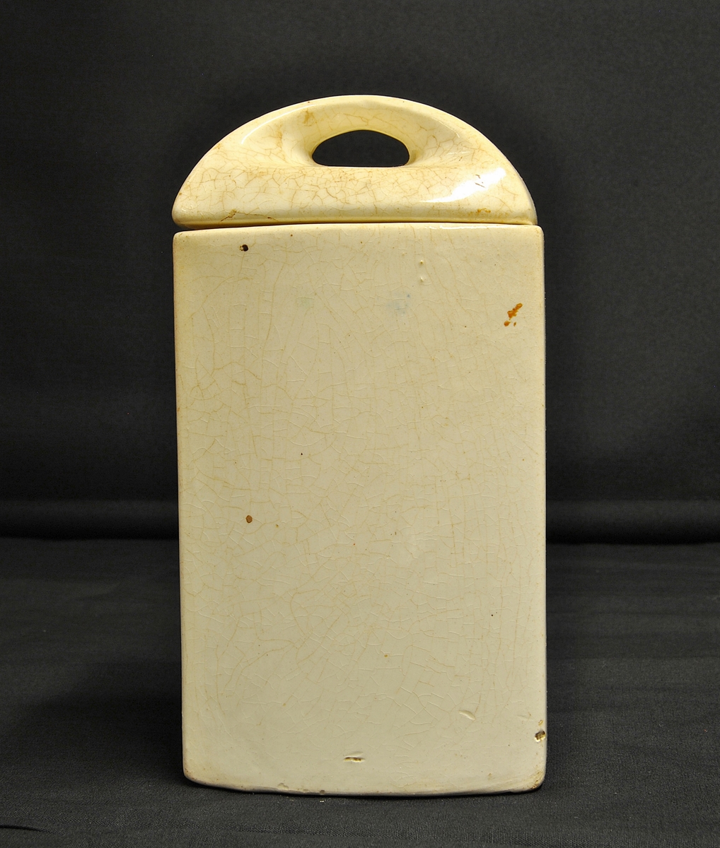 Rektangulær krukke med lok av keramikk.