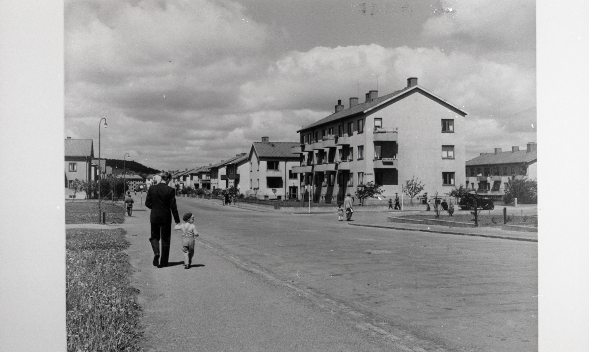 "På S:t Sigfridsgatan".
Korsningen S:t Sigfridsgatan-Fredriksbergsvägen. Från utställningen "Falköping i bild" 1952.