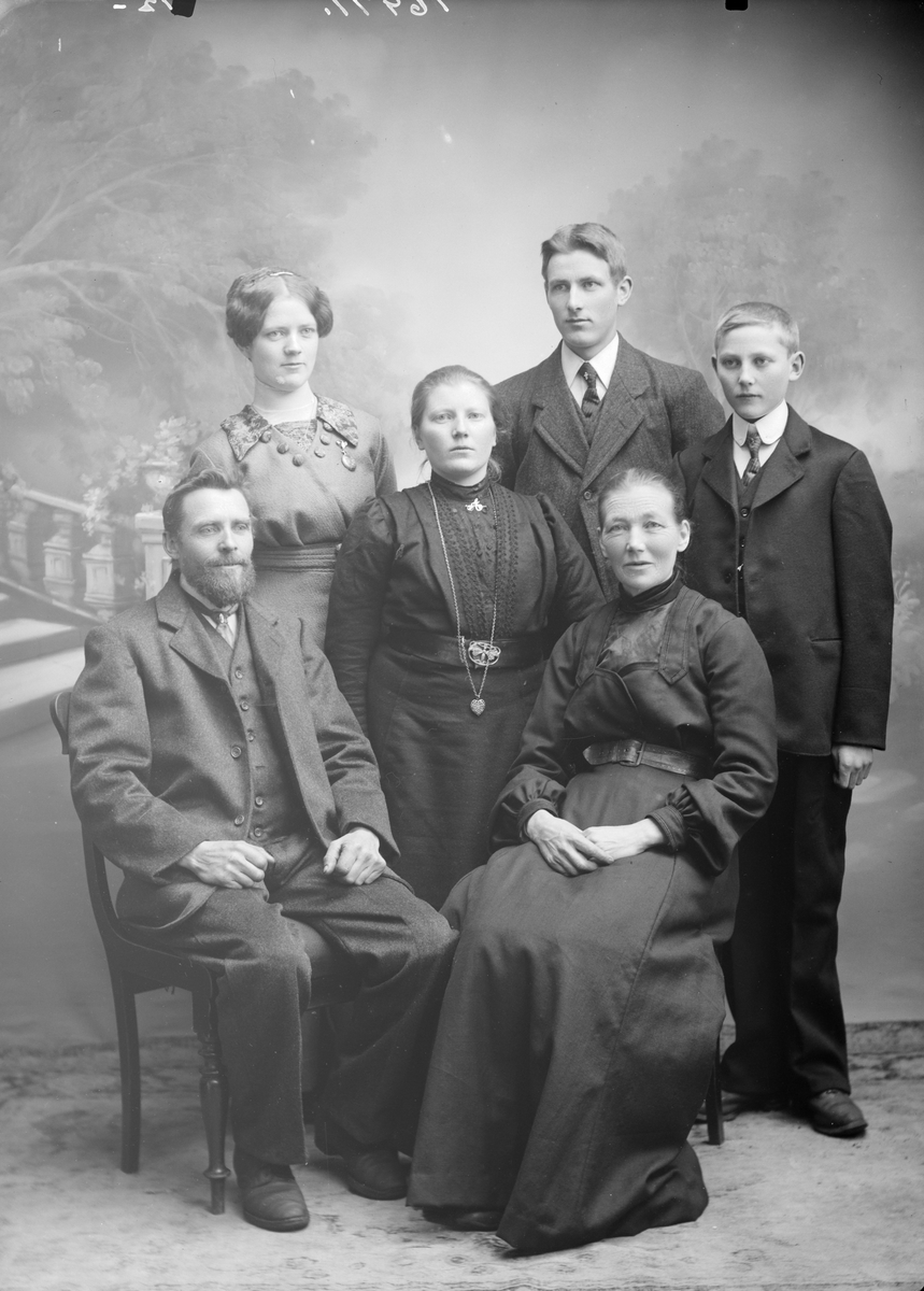 Johannes Stø med fam, 07.02.1914, mann, kone og fire barn