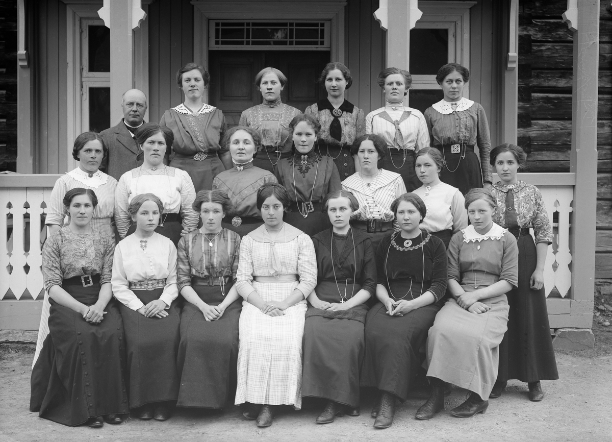 Jentekurset ved folkehøiskolen, 31.05.1914, 19 jenter og en mannlig lærer