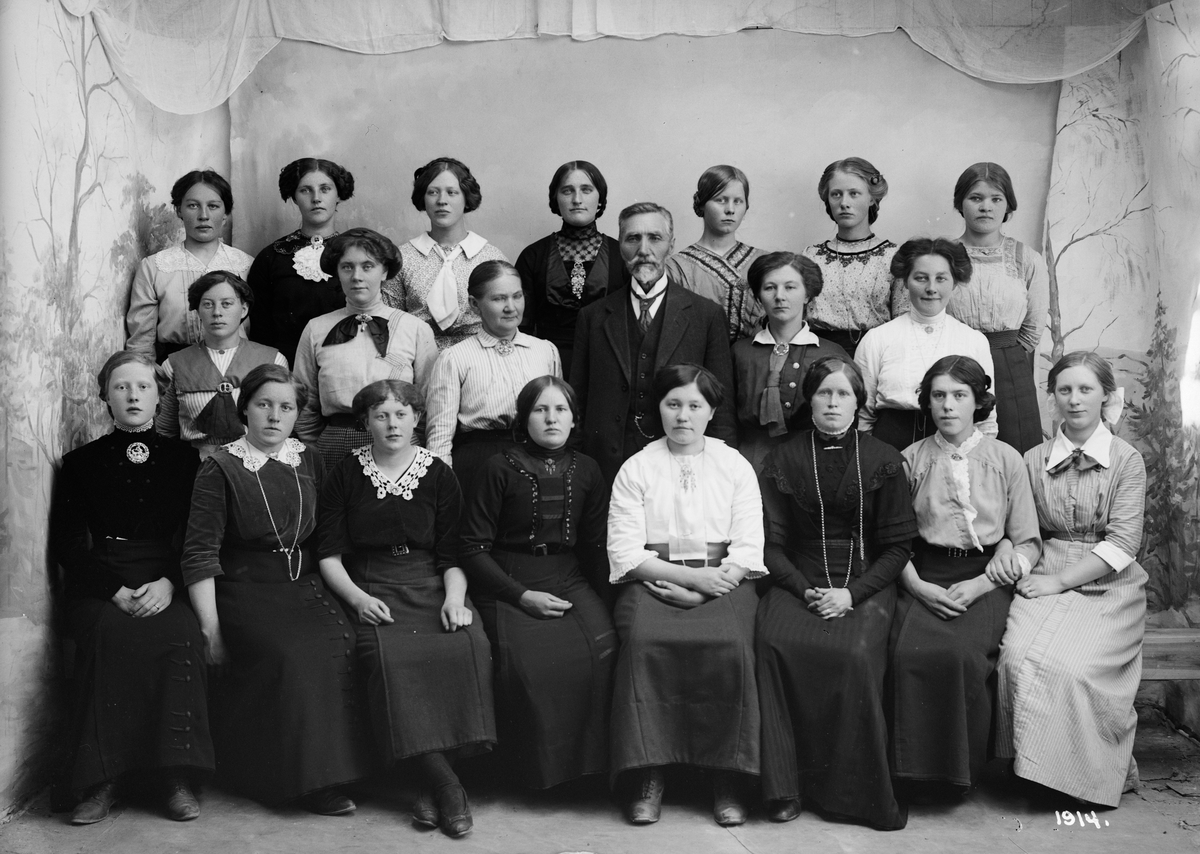 Jentekurset ved Amtskolen, 07.06.1914, 20 unge kvinner og en mannlig lærer