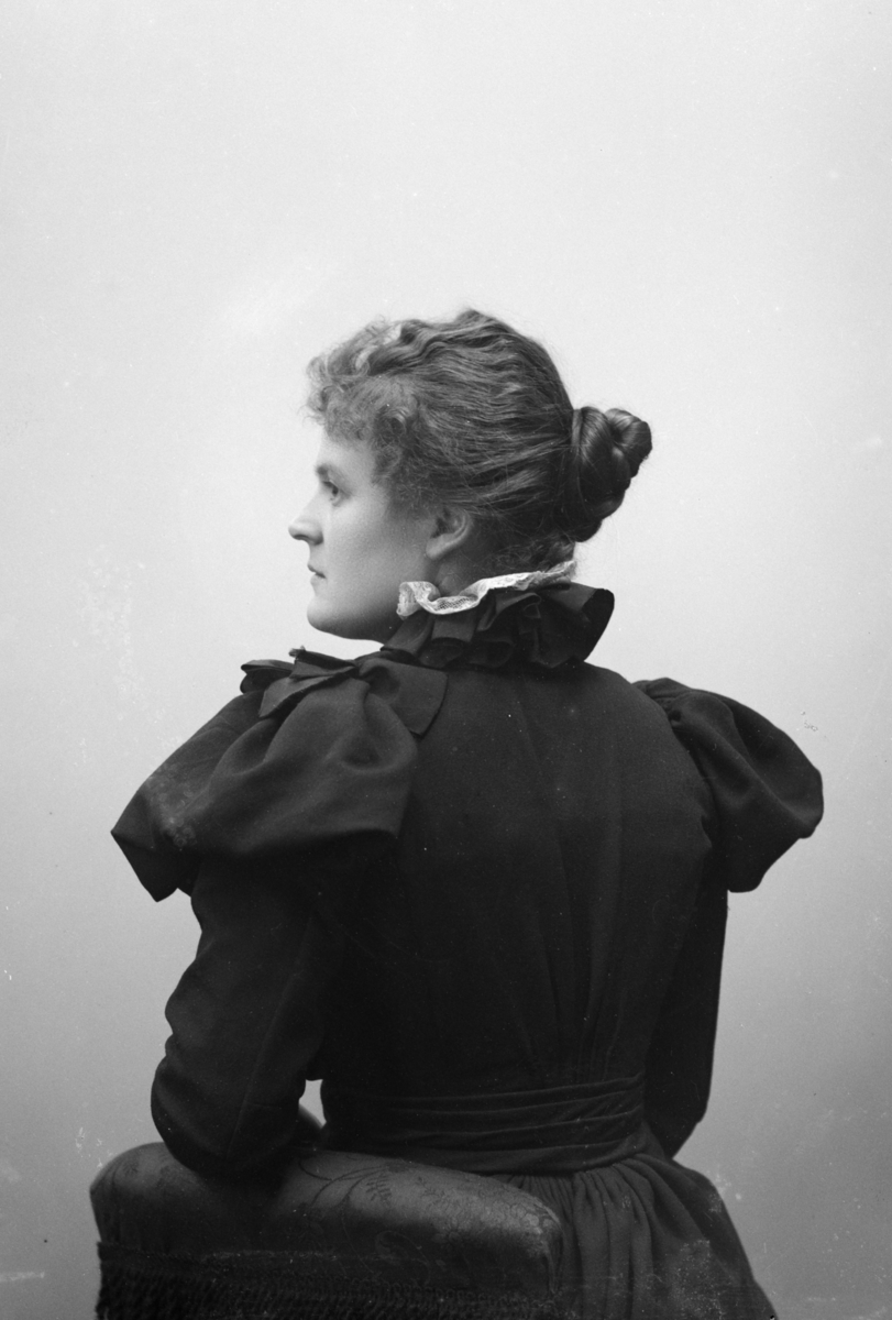 Portrett, kvinne, M.Baadstø, atelierbilde