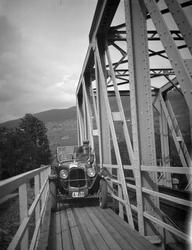 Bil står på Randkleivbrua, Ringebu.