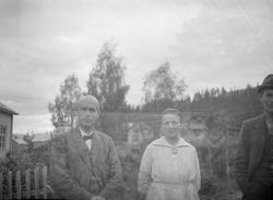 Fra v. Ole M. Vorhaug, kona Elise og en mann ved
Midt-Stran