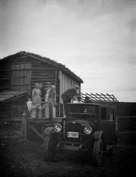 Mennesker, melkespann, melkerampe og lastebil på Tokseseter,