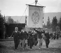 Opptog med musikkforening og fanen til Gudbrandsdalens Musik