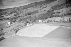 Landskap,Ommundgard med ny låve, Øvertun foran, Hundorp, Sør