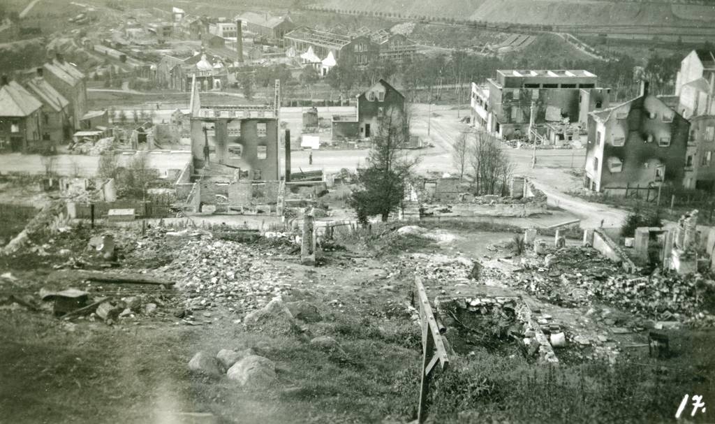Ruiner av bebyggelsen  i bydelen Oskarsborg i Narvik. Det var tyske bombefly som sto for ødeleggelsene i 1940. I bakgrunnen Jernbanens verksteder. Den store ruinen til høyre er Folkets Hus som ligger i krysset Dronningens gt. - Parkbakken. Til venstre er husene i Bankbakken som ikke ble totalskadde.